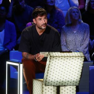 Il est repris par un certain Maxime présenté un peu plus tôt dans le mois sur le feed Instagram du Pestacle

Exclusif - Jérémy Frérot - Enregistrement de l'émission "La Boîte à Secrets N°20" dans les studios de la Cité du Cinéma à Saint-Denis, présentée par F.Bollaert et diffusée le 10 janvier sur France 3
© Christophe Clovis / Bestimage