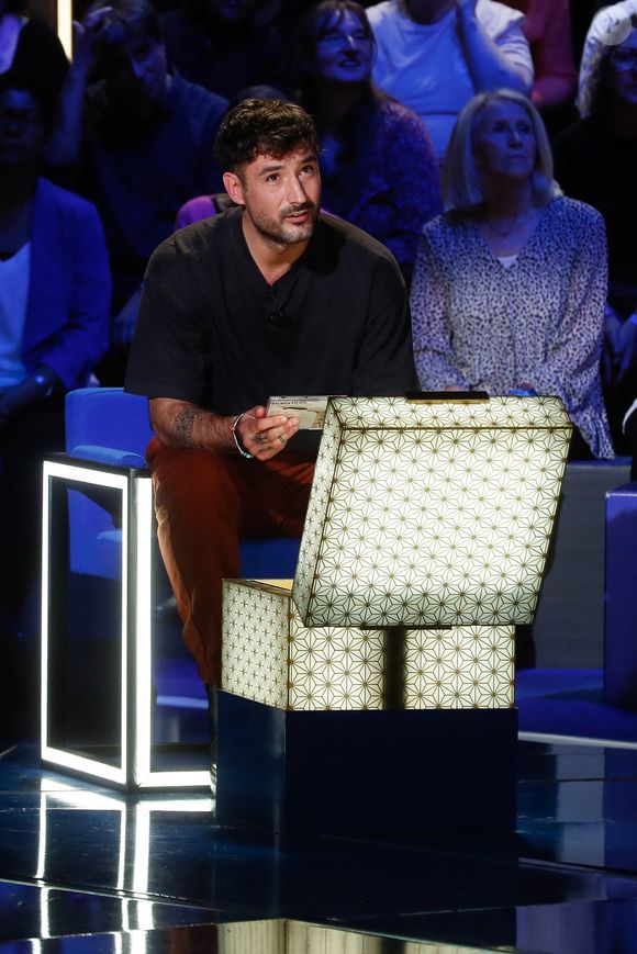 Il est repris par un certain Maxime présenté un peu plus tôt dans le mois sur le feed Instagram du Pestacle

Exclusif - Jérémy Frérot - Enregistrement de l'émission "La Boîte à Secrets N°20" dans les studios de la Cité du Cinéma à Saint-Denis, présentée par F.Bollaert et diffusée le 10 janvier sur France 3
© Christophe Clovis / Bestimage