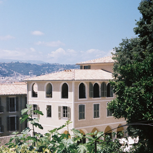 En basse saison, les prix sont deux à trois fois moins élevés, avec 387 euros pour la première chambre, et 846 euros pour la suite.

Hôtel du couvent à Nice sur Instagram.