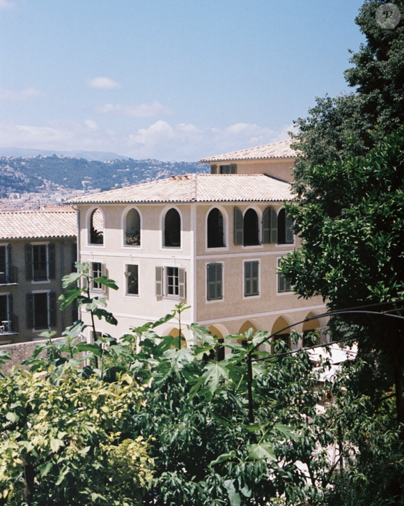 En basse saison, les prix sont deux à trois fois moins élevés, avec 387 euros pour la première chambre, et 846 euros pour la suite.

Hôtel du couvent à Nice sur Instagram.