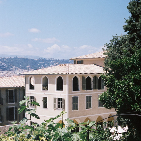 En basse saison, les prix sont deux à trois fois moins élevés, avec 387 euros pour la première chambre, et 846 euros pour la suite.

Hôtel du couvent à Nice sur Instagram.