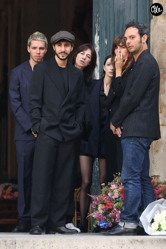Alice Attal, Marlowe Jack Tiger Mitchell, Charlotte Gainsbourg et Lou Doillon, Ben Attal, Roman de Kermadec, le fils de Kate Berry, lors des funérailles à l'église Saint-Roch à Paris, en France, le 24 juillet 2023. Photo de Jérôme Domine/ABACAPRESS.COM