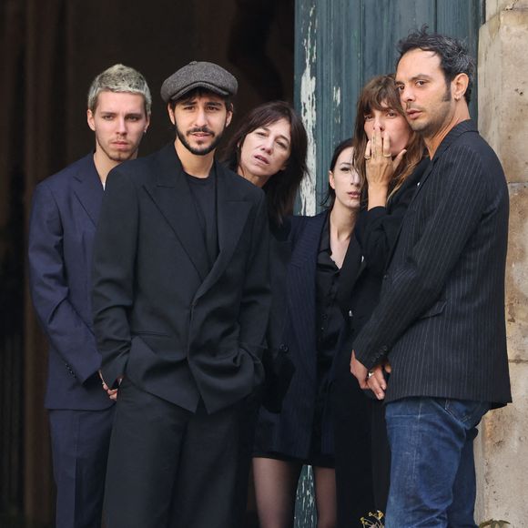 Alice Attal, Marlowe Jack Tiger Mitchell, Charlotte Gainsbourg et Lou Doillon, Ben Attal, Roman de Kermadec, le fils de Kate Berry, lors des funérailles à l'église Saint-Roch à Paris, en France, le 24 juillet 2023. Photo de Jérôme Domine/ABACAPRESS.COM