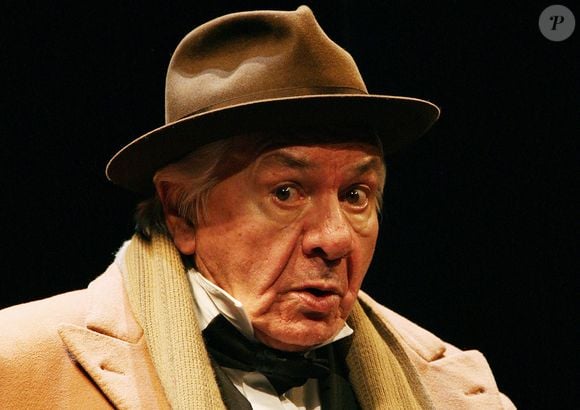 L'acteur français Michel Galabru se produit sur scène lors du lever de rideau des Chaussettes au Théâtre des Mathurins à Paris, France, le 14 septembre 2007. Photo by Denis Guignebourg /ABACAPRESS.COM