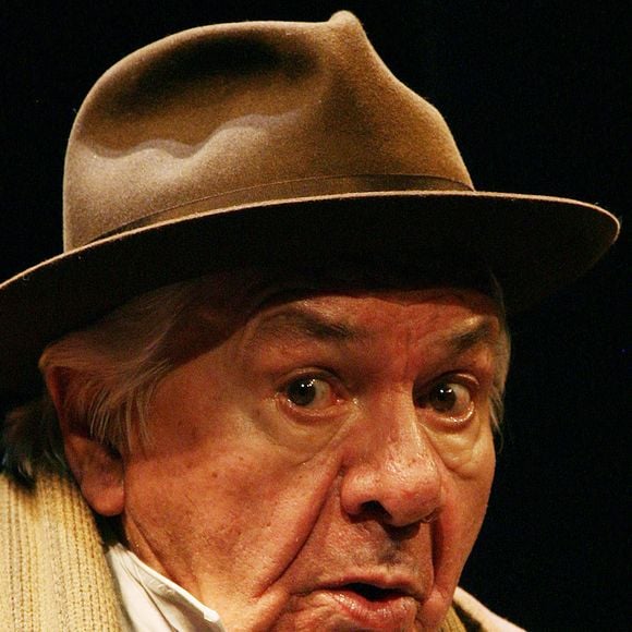 L'acteur français Michel Galabru se produit sur scène lors du lever de rideau des Chaussettes au Théâtre des Mathurins à Paris, France, le 14 septembre 2007. Photo by Denis Guignebourg /ABACAPRESS.COM