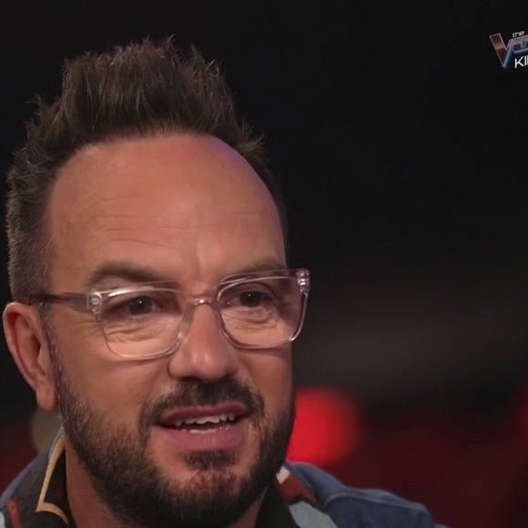 Lors des réunions parents-professeurs, leur enseignante lui aurait ainsi fait remarquer qu’ils avaient "de la chance d’avoir un papa drôle".

Jarry dans 50' Inside le 26 septembre 2026.