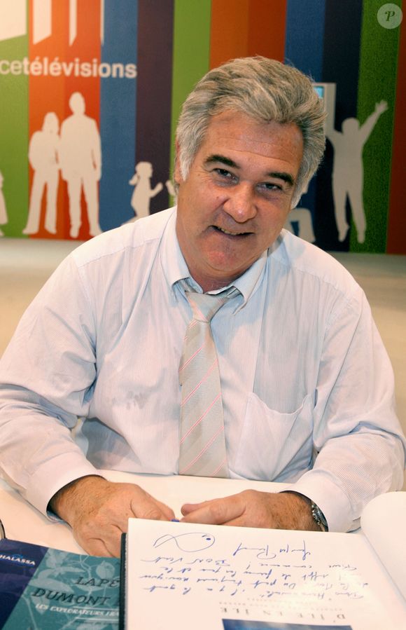 Georges Pernoud pose lors de la dernière journée du Salon du Livre de Paris à la Porte de Versailles à Paris, France, le 27 mars 2007. Photo par Denis Guignebourg/ABACAPRESS.COM
