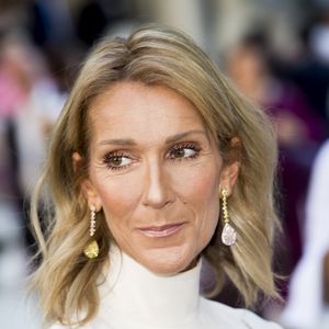 Entre émotion, humour et confidences, Céline Dion rend hommage à ce “cadeau sans prix” que représentent les chansons de son ami et signe un retour symbolique par l’image

Celine Dion - Arrivées au défilé de mode Haute-Couture automne-hiver 2019/2020 Valentino à Paris

© JB Autissier / Panoramic / Bestimage