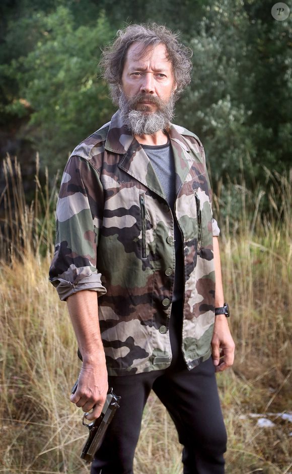 Bruno Debrandt incarne Yann Kandinsky, capitaine de police en disponibilité, qui reprend du service pour aider des familles démunies dans la suite de la saison 3.

Bruno Debrandt dans le téléfilm de France 3 "La Mort vue du ciel" à Châteauneuf-sur-Charente, le 17 août 2020. 

Agence / Bestimage