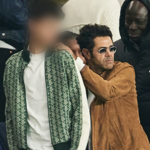 Jamel Debbouze et Leon Debbouze en tribunes du match de Ligue 1 McDonald's opposant le Paris Saint-Germain (PSG) au Racing Club de Lens (RCL) (1-0) au Parc des Princes à Paris, France, le 2 novembre 2024. © Cyril Moreau/Bestimage