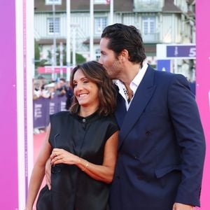 "L'amour est tellement grand qu'à un moment donné, ça balaye tout", a-t-il néanmoins confié, expliquant avoir cessé de vivre pour l’opinion publique.

Florence Foresti et son compagnon Alexandre Kominek à la première du film 'Nouvelle Vague' lors du 51éme Festival du cinéma Américain de Deauville le 12 Septembre 2025.

© Denis Guignebourg/Bestimage