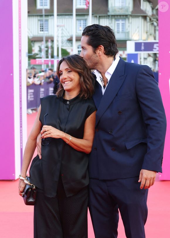 "L'amour est tellement grand qu'à un moment donné, ça balaye tout", a-t-il néanmoins confié, expliquant avoir cessé de vivre pour l’opinion publique.

Florence Foresti et son compagnon Alexandre Kominek à la première du film 'Nouvelle Vague' lors du 51éme Festival du cinéma Américain de Deauville le 12 Septembre 2025.

© Denis Guignebourg/Bestimage