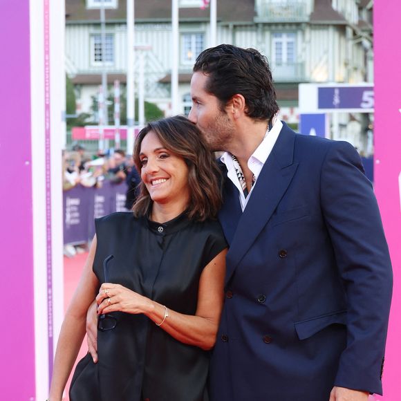 "L'amour est tellement grand qu'à un moment donné, ça balaye tout", a-t-il néanmoins confié, expliquant avoir cessé de vivre pour l’opinion publique.

Florence Foresti et son compagnon Alexandre Kominek à la première du film 'Nouvelle Vague' lors du 51éme Festival du cinéma Américain de Deauville le 12 Septembre 2025.

© Denis Guignebourg/Bestimage