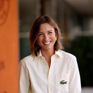 Elle signe le grand retour de "Stars à domicile".

Isabelle Ithurburu - Les célébrités au village lors des Internationaux de France de Tennis de Roland Garros le 1er juin 2025. © Dominique Jacovides / Bestimage