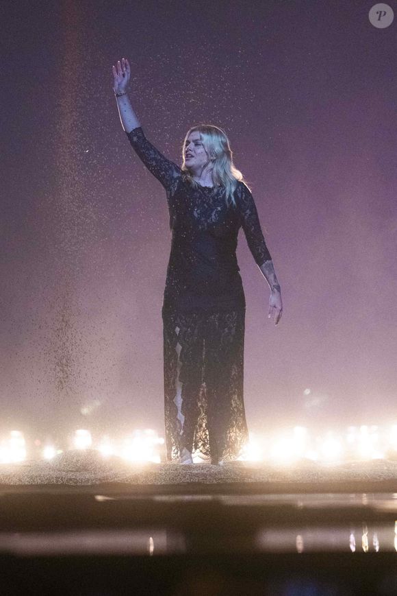 14 mai 2025, Bâle, Suisse : Louane se produit pendant les répétitions générales avant la première demi-finale en direct du 69e Concours Eurovision de la chanson qui s'est tenue à la Halle Saint-Jacques de Bâle le 13 mai 2025, à Bâle, en Suisse. (Image : © Baden Roth/ZUMA Press Wire)