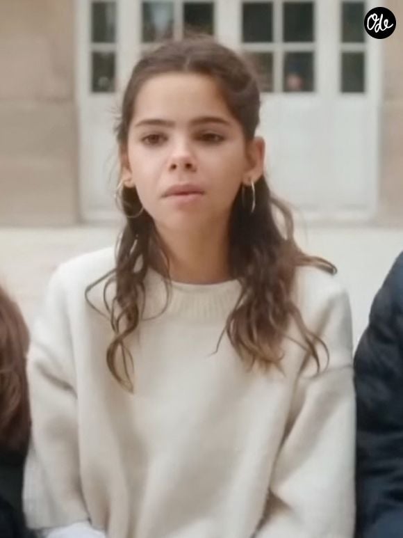 Lila Debbouze, la fille de Mélissa Theuriau et Jamel Debbouze, fait une première apparition remarquée à la télévision dans le documentaire Le Temps des femmes, diffusé sur France 2 et produit par sa mère. © Capture TV France 2 via Bestimage
