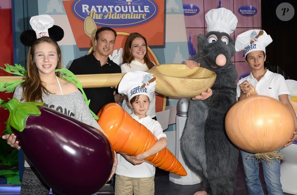 Emilie Dequenne, sa fille Milla Savarese, son fiancé Michel Ferracci et les fils de ce dernier lors de la présentation en avant-première de la nouvelle attraction "Ratatouille : L'aventure totalement toquée" à Disneyland Paris à Marne-la-Vallée, le 21 juin 2014. © COADIC GUIREC / BESTIMAGE