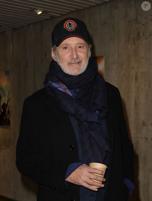 Il est le père de trois enfants dont Jules, âgé de 17 ans, issu de sa relation avec Daphné Roulier.

Antoine de Caunes - Soirée Neoverse "Nescafé Dolce Gusto" au Dôme de l'Espace Niemeyer à Paris les 25 et 26 novembre 2025. © Coadic Guirec/Bestimage