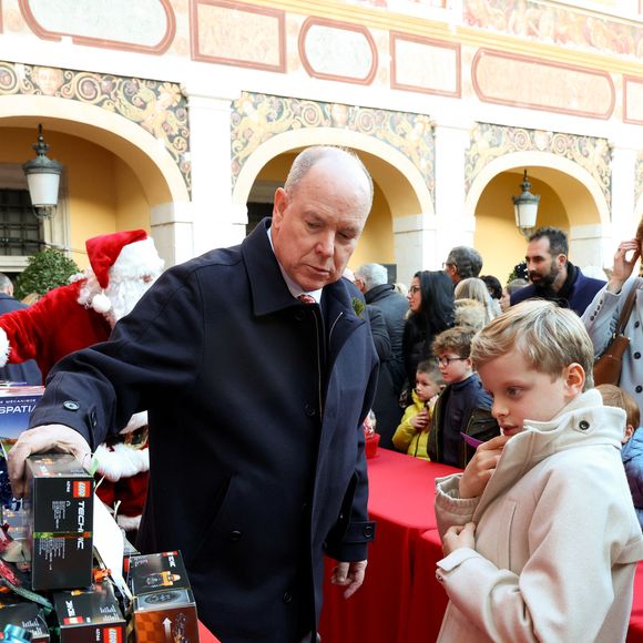 Il a prononcé un discours d'un peu plus de deux minutes dans lequel il en a profité pour revenir sur l'année 2024 pleine de "défis". 

Le prince Albert II de Monaco, Le prince Jacques de Monaco, marquis des Baux - La famille princière de Monaco offre les traditionnels cadeaux de Noël aux enfants monégasques dans la Cour du Palais Princier, le 18 décembre 2024. 

© Claudia Albuquerque / Bestimage
