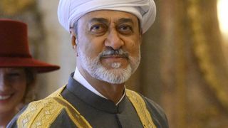 155 mètres de luxe, 70 invités et une salle de concert à bord : le mégayacht de la famille royale d’Oman aperçu dans la mythique péninsule des milliardaires