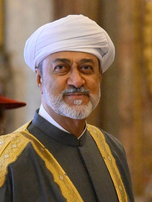 155 mètres de luxe, 70 invités et une salle de concert à bord : le mégayacht de la famille royale d’Oman aperçu dans la mythique péninsule des milliardaires