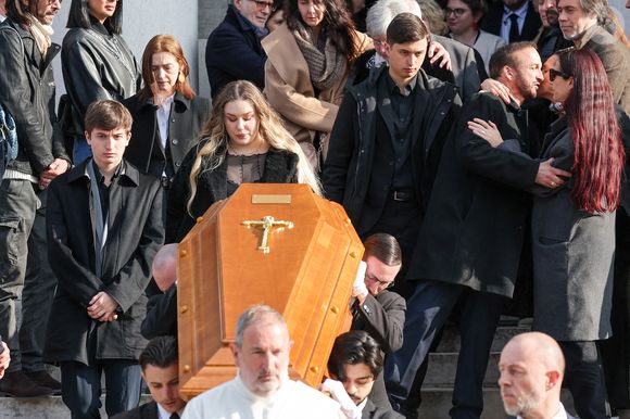 Maël Ferracci, Milla Savarese, la fille de la défunte, Enzo Ferracci, et le veuf Michel Ferracci à la sortie des obsèques d'Emilie Dequenne au cimetière Père Lachaise à Paris, France, le 26 mars 2025. © Cyril Moreau/Bestimage