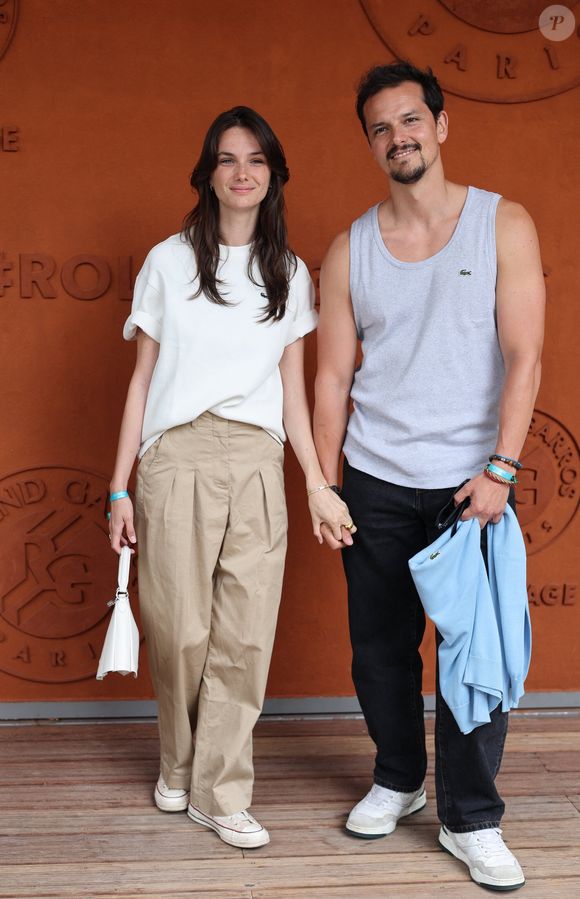 Juan Arbelaez et sa compagne Cassandre Verdier - Les célébrités au village lors des Internationaux de France de Tennis de Roland Garros le 1er juin 2025. © Dominique Jacovides / Bestimage