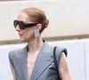À la sortie de son hôtel, elle a été aperçue dans un tailleur Alexander McQueen.

Céline Dion sort de l'hôtel Royal Monceau à Paris le 3 octobre 2026 © Denis Guignebourg / Bestimage