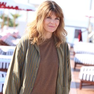 Celle qui est à retrouver dans la fiction dans ce jeudi 8 mai 2025 s'est volontiers confiée sur la saga aux équipes d'"Allociné" en mars. 

Gwendoline Hamon - Photocall de la série "Rien ne t'efface" sur la plage du Majestic lors du 8ème festival CanneSeries à Cannes, le 28 avril 2025. 
© Denis Guigenbourg / Bestimage