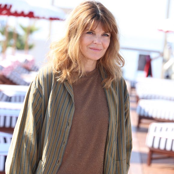 Celle qui est à retrouver dans la fiction dans ce jeudi 8 mai 2025 s'est volontiers confiée sur la saga aux équipes d'"Allociné" en mars. 

Gwendoline Hamon - Photocall de la série "Rien ne t'efface" sur la plage du Majestic lors du 8ème festival CanneSeries à Cannes, le 28 avril 2025. 
© Denis Guigenbourg / Bestimage