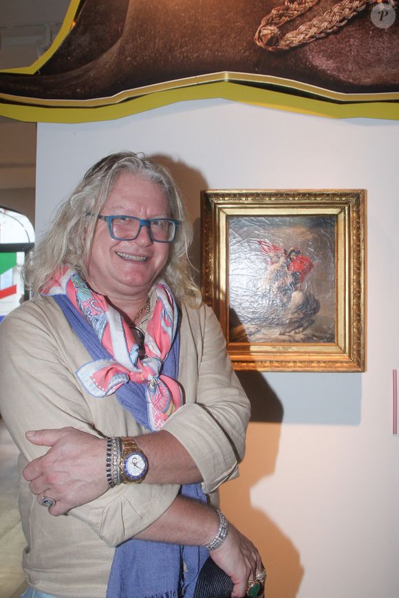 Exclusif - Pierre-Jean Chalençon - Exposition de la collection de Pierre-Jean Chalençon pour la vente "Napoléon: Une collection historique" chez Sotheby's à Paris le 19 juin 2025.
C'est le styliste Jean-Charles de Castelbajac, qui a apporté sa touche colorée à la vitrine de la vente du 25 juin, consacrée aux objets provenant du trésor de Pierre-Jean Chalençon, l'un des plus grands collectionneurs privés d'objets napoléoniens au monde. © Baldini/Bestimage