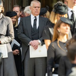 Le prince Andrew quittant la chapelle Saint-Georges du château de Windsor, en Angleterre, après la cérémonie annuelle de l'Ordre de la Jarretière. Photo par INSTARimages / Bestimage