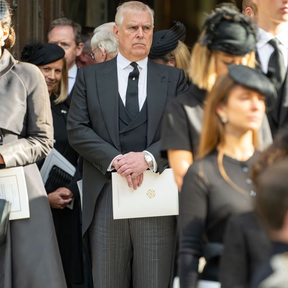 Le prince Andrew quittant la chapelle Saint-Georges du château de Windsor, en Angleterre, après la cérémonie annuelle de l'Ordre de la Jarretière. Photo par INSTARimages / Bestimage