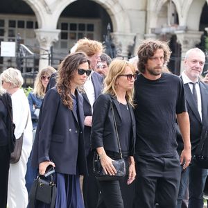 Louise Laffont, la femme de F.Laffont, Axelle Laffont et son compagnon Romain Sichez - Sortie des obsèques de P.Laffont dans la salle de la Coupole du cimetière du Père-Lachaise à Paris, le 23 août 2024. L'animateur de télévision est décédé le 7 août 2024 à l'âge de 84 ans. 
© Dominique Jacovides / Bestimage