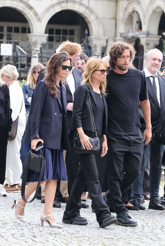 Louise Laffont, la femme de F.Laffont, Axelle Laffont et son compagnon Romain Sichez - Sortie des obsèques de P.Laffont dans la salle de la Coupole du cimetière du Père-Lachaise à Paris, le 23 août 2024. L'animateur de télévision est décédé le 7 août 2024 à l'âge de 84 ans. 
© Dominique Jacovides / Bestimage
