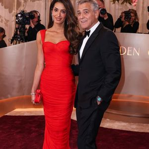 Ils ont profité d’"un déjeuner ensoleillé avec des amis dans l’un des lieux de plage les plus emblématiques de la Côte d’Azur".

George Clooney et sa femme Amal Clooney à la 83e cérémonie annuelle des Golden Globe Awards à l'hôtel Beverly Hilton le 11 janvier 2026 à Beverly Hills, Los Angeles, Californie, États-Unis. © Backgrid USA / Bestimage