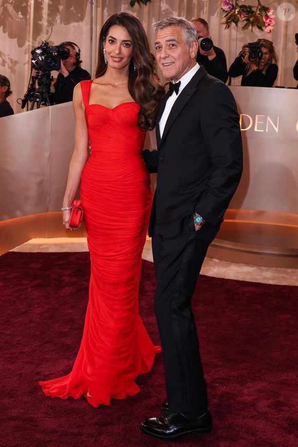 Ils ont profité d’"un déjeuner ensoleillé avec des amis dans l’un des lieux de plage les plus emblématiques de la Côte d’Azur".

George Clooney et sa femme Amal Clooney à la 83e cérémonie annuelle des Golden Globe Awards à l'hôtel Beverly Hilton le 11 janvier 2026 à Beverly Hills, Los Angeles, Californie, États-Unis. © Backgrid USA / Bestimage