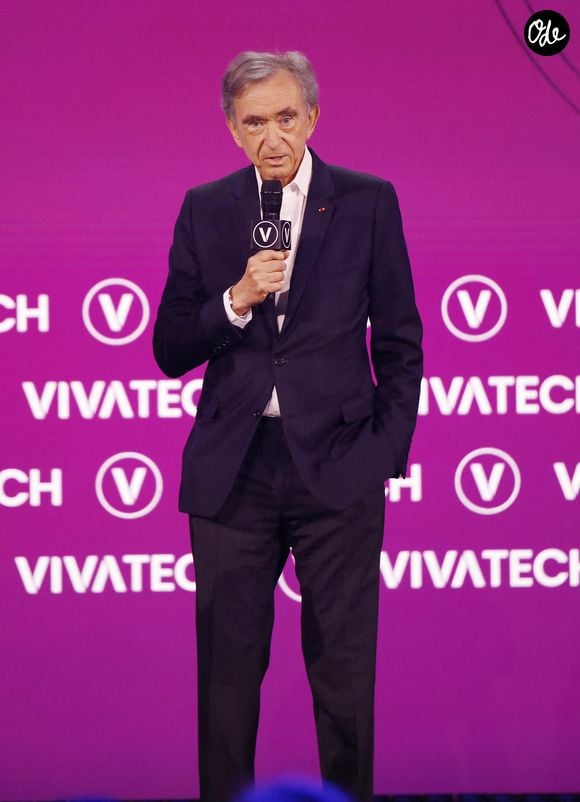Son Bombardier Global Express était estimé à environ 48 millions d'euros.

Bernard Arnault - M.Lévy (Publicis) et B.Arnault (LVMH) échangent lors de l'ouverture du 10ème Salon VivaTech, dédié aux start up, à Paris Expo Porte Versailles, le 17 juin 2026. 
© Marc Ausset Lacroix / Bestimage