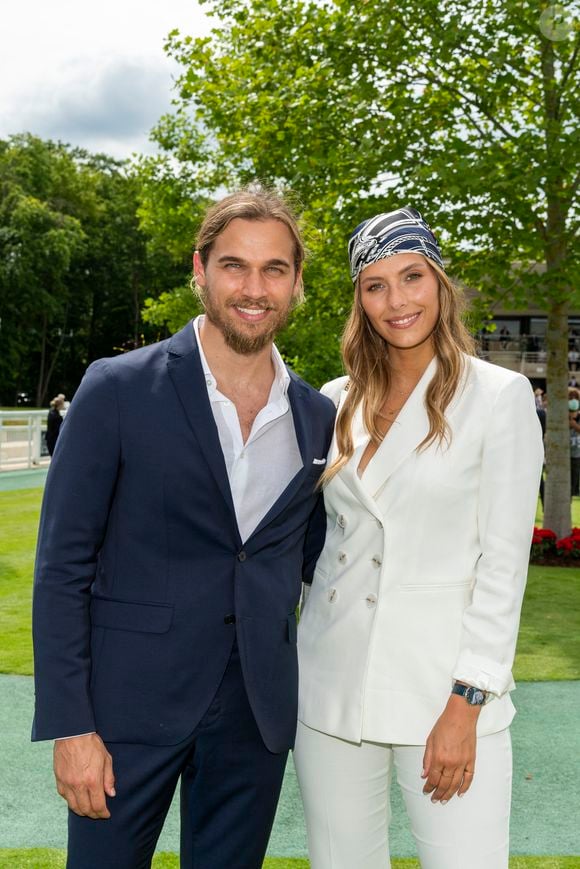 Théo Fleury et sa compagne Camille Cerf - Prix de Diane Longines à l'hippodrome de Chantilly, le 20 juin 2021.
© Pierre Perusseau/Bestimage