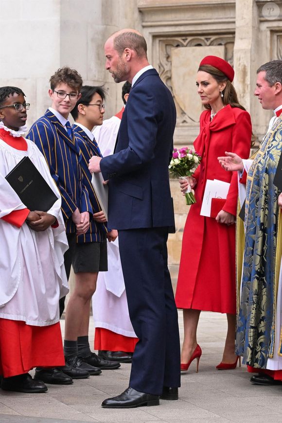 Si Kate Middleton et le prince William s'efforcent d'offrir à leur progéniture une vie aussi normale que possible, cette dernière doivent néanmoins se plier à certaines règles du protocole royal...

Le prince William, prince de Galles, et Catherine (Kate) Middleton, princesse de Galles - La famille royale britannique célèbre le 76ème Commonwealth Day à l'abbaye de Westminster à Londres, le 10 mars 2025.  (Backgrid UK/ Bestimage).