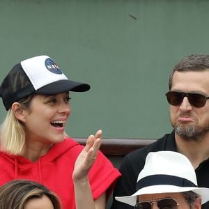 Marion Cotillard et son compagnon Guillaume Canet, Hugh Grant et sa femme Anna Eberstein dans les tribunes des Internationaux de France de Tennis de Roland Garros à Paris, le 10 juin 2018. © Jacovides/Moreau/Bestimage