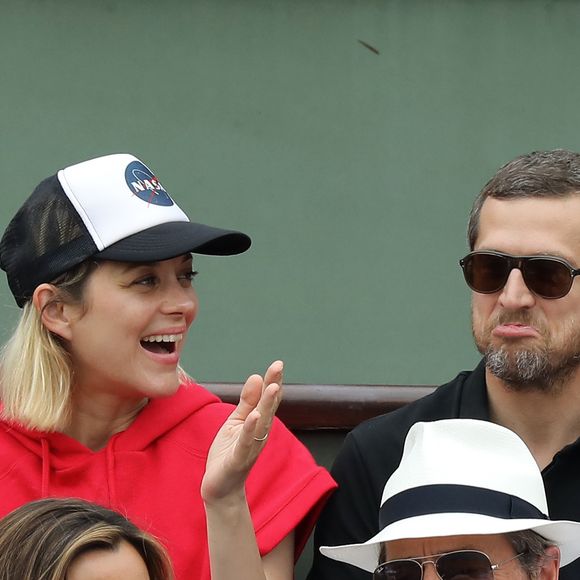 Marion Cotillard et son compagnon Guillaume Canet, Hugh Grant et sa femme Anna Eberstein dans les tribunes des Internationaux de France de Tennis de Roland Garros à Paris, le 10 juin 2018. © Jacovides/Moreau/Bestimage