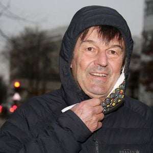Sa popularité le poussera jusqu'au sommet de l’État : en 2017, il deviendra Ministre de la Transition écologique, lors du premier mandat d'Emmanuel Macron. 

Exclusif - Nicolas Hulot à la sortie des studios de la radio RMC à Paris. Le 9 février 2021. Panoramic / Bestimage