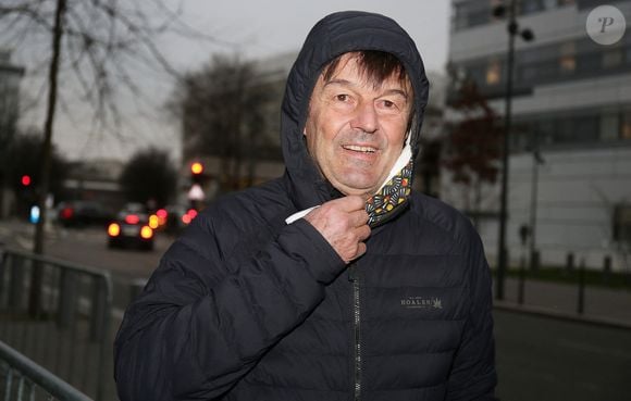 Sa popularité le poussera jusqu'au sommet de l’État : en 2017, il deviendra Ministre de la Transition écologique, lors du premier mandat d'Emmanuel Macron.
Exclusif - Nicolas Hulot à la sortie des studios de la radio RMC à Paris. Le 9 février 2021. Panoramic / Bestimage