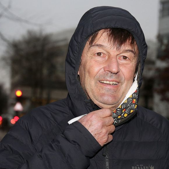 Sa popularité le poussera jusqu'au sommet de l’État : en 2017, il deviendra Ministre de la Transition écologique, lors du premier mandat d'Emmanuel Macron. 

Exclusif - Nicolas Hulot à la sortie des studios de la radio RMC à Paris. Le 9 février 2021. Panoramic / Bestimage