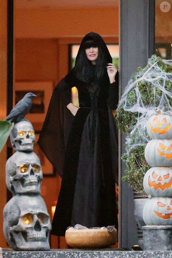 Exclusif - No Web - Prix Spécial - Alors que Jade est rentrée du lycée, maintenant au volant de sa nouvelle voiture, avec sa soeur Joy et Aliosha, le fils de J.Lespert, Laeticia Hallyday et son compagnon Jalil Lespert arrivent à la villa en fin d'après-midi avec les filles de ce dernier.
Pendant de longues minutes, ils discutent devant la maison avec un voisin, et sans doute un fan de Johnny Hallyday, car il montre à Laeticia une photo de lui et son défunt mari, ainsi qu'un papier manuscrit, qu'il finit par lui donner.
A l'issue de cette discussion, Laeticia et Jalil vont préparer la décoration de la maison pour Halloween. Jalil bricole sur un squelette et autre monstre avec capteur qui se déclenche automatiquement, tandis que Laeticia sort des gros saladiers entiers remplis de bonbons.
La nuit tombe et les enfants du quartier défilent non stop pour un "trick or treat" sur le pas de porte de Laeticia et Jalil, qui avaient mis de la musique de Halloween pour l'occasion.
Jade réceptionne, quant à elle, quelques cadeaux avec le sourire, dans une ambiance festive de cette rue résidentielle de Pacific Palisades.
Laeticia s'est déguisée cette année en sorcière, avec une longue cape noire et une perruque brune. Ce n'est qu'à la nuit tombée que le couple part se promener à pieds dans le quartier. Le 31 octobre 2022
Pour infos voir vendeur - Merci de flouter les visages des enfants avant toute publication