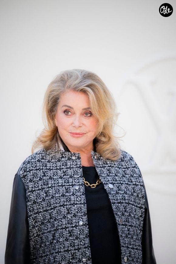 Catherine Deneuve assiste au défilé Louis Vuitton Femme Printemps-Été 2027 dans le cadre de la Fashion Week de Paris, le 6 octobre 2026 à Paris, en France. Photo : Eliot Blondet/Abaca