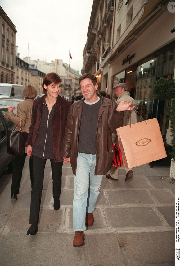 Daniel Auteuil et Marianne Denicourt dans les rues de Paris. © Bestimage / Max Colin
