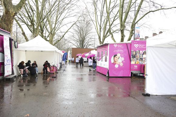 Le partenaire fondateur a inauguré la première étape de la tournée et a réaffirmé son ambition de sauver 100 000 vies d’ici 2030.


Illustration lors de l'inauguration du "Bus du coeur des femmes" à Argenteuil de l'association "Agir pour le coeur de femmes" avec le soutien de la Fondation Marc Ladreit de Lacharrière le 11 mars 2026.
© Jack Tribeca / Bestimage