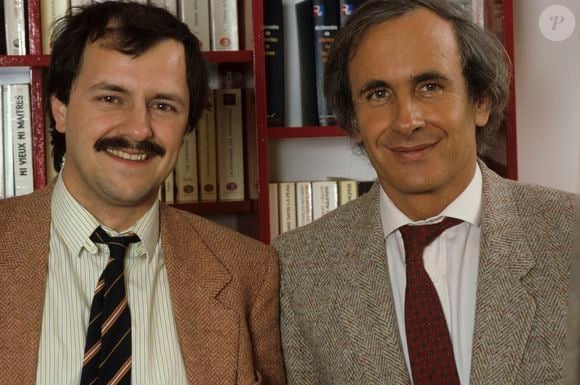 Archives - No Web - En France, portrait de Patrice LAFFONT avec Bertrand RENARD, ensemble, devant une bibliothèque. .
© Michel Croizard via Bestimage